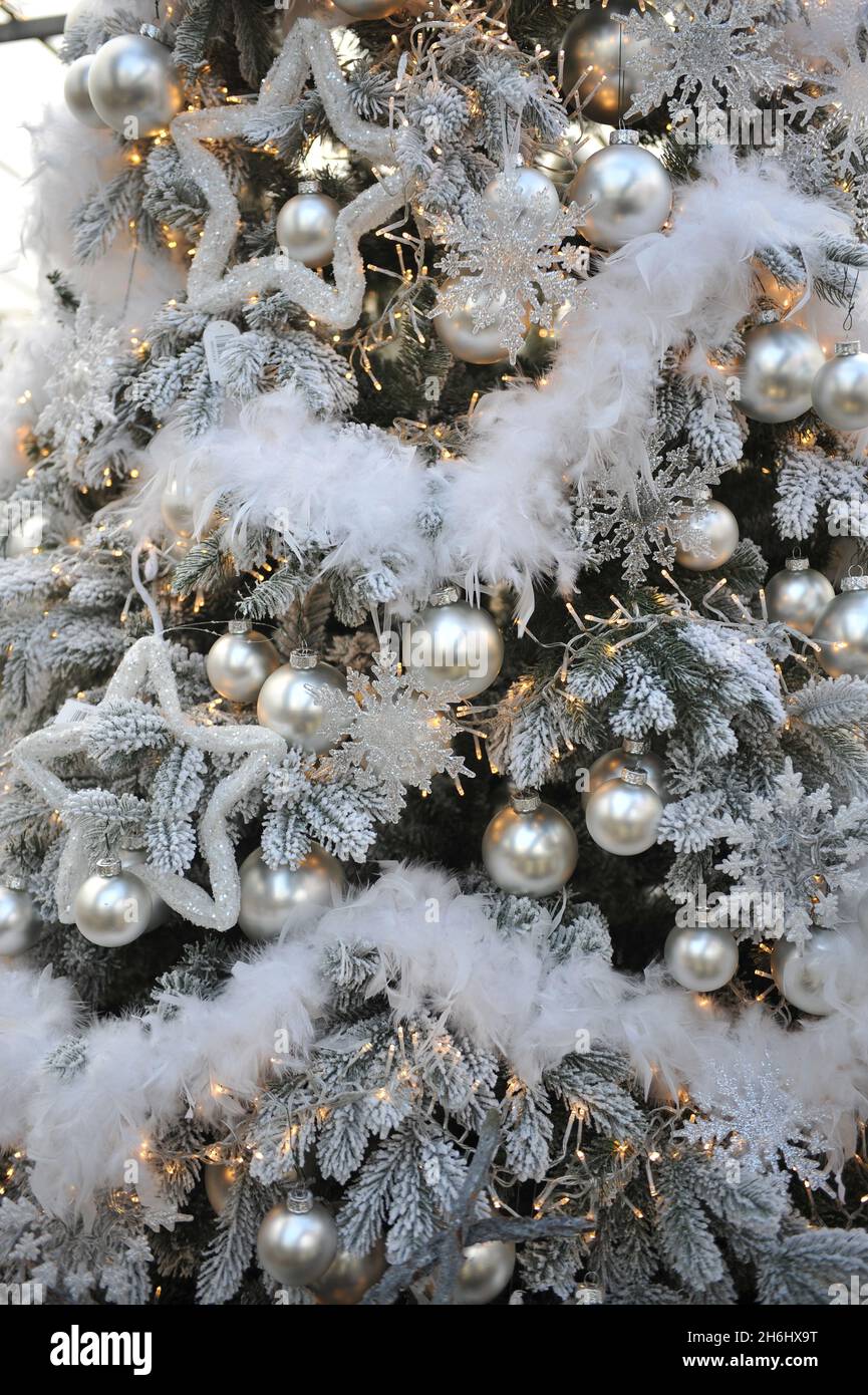 Weihnachtsbaumschmuck in weißer Farbe im Innenraum Stockfoto