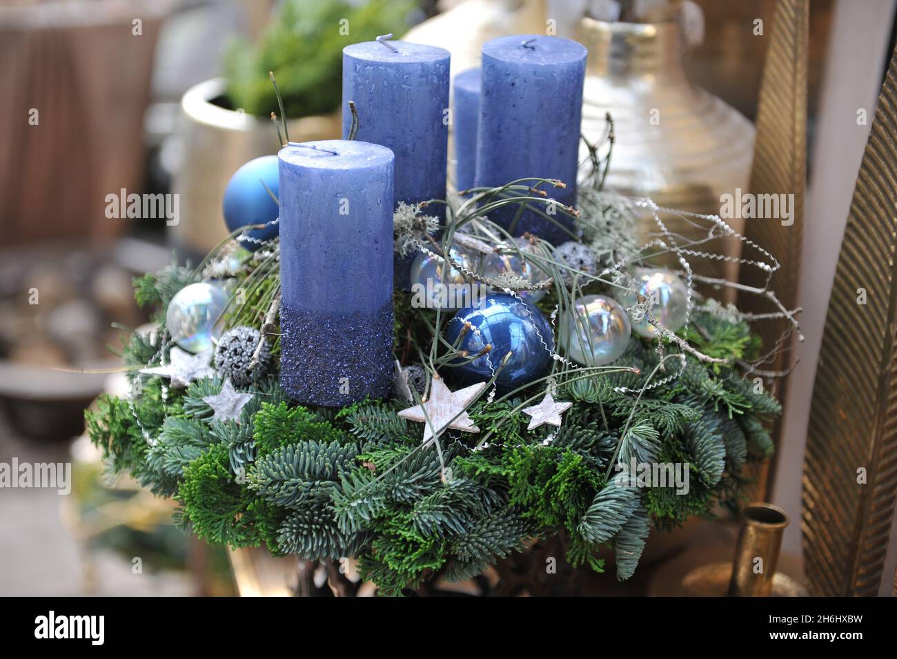 Weihnachtliche Dekoration im Innenraum. Ein Adventskranz mit vier blauen Kerzen Stockfoto