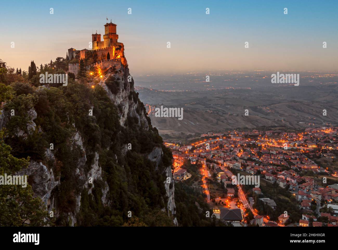 Der Turm La Guaita, der älteste der drei Türme auf dem Gipfel des Monte Titano in San Marino in der Abenddämmerung, Republik San Marino Stockfoto