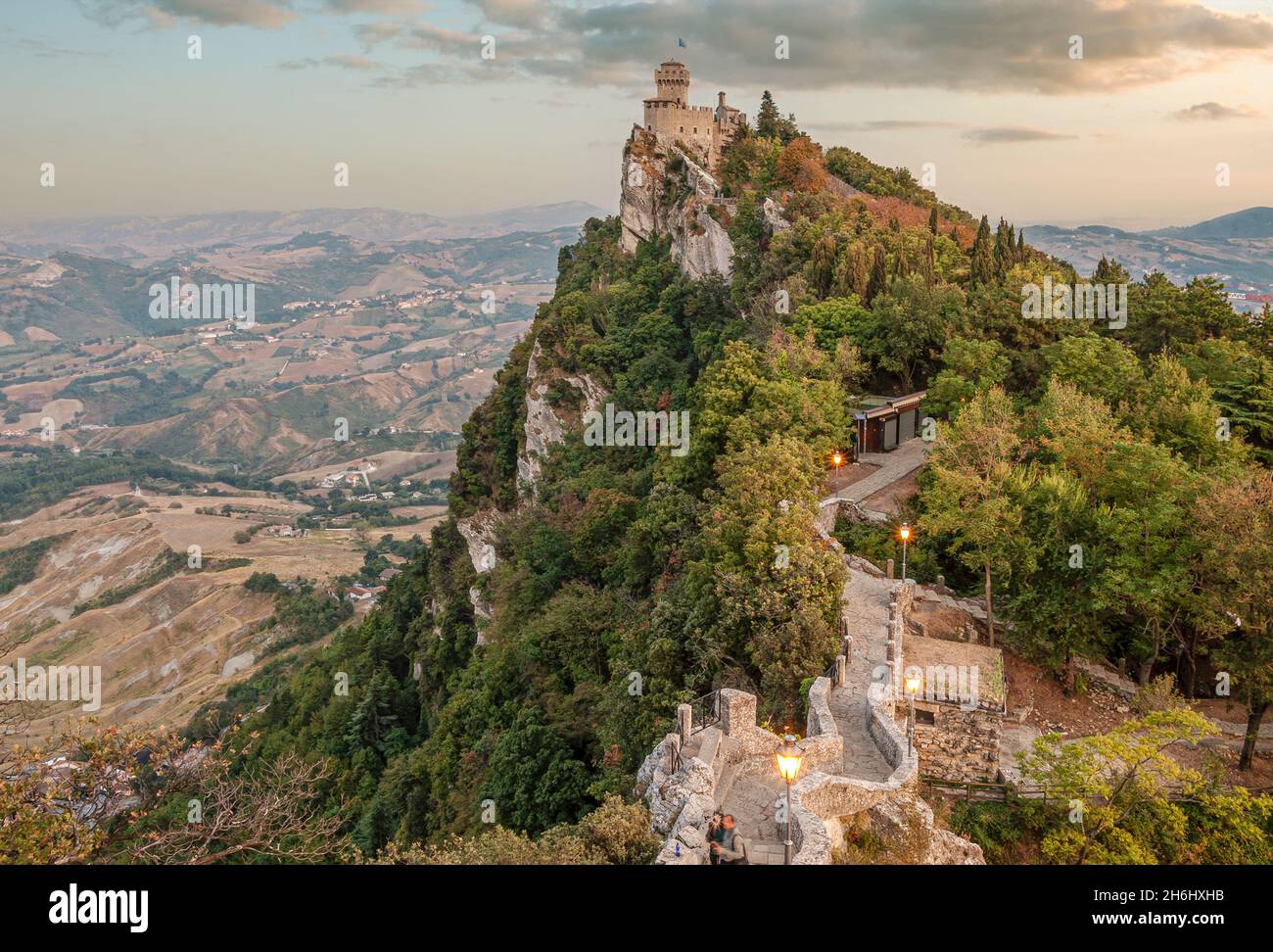 Felsbrücke zum Turm La Cesta oder zweiter Turm auf dem höchsten Gipfel des Monte Titano in San Marino Stockfoto
