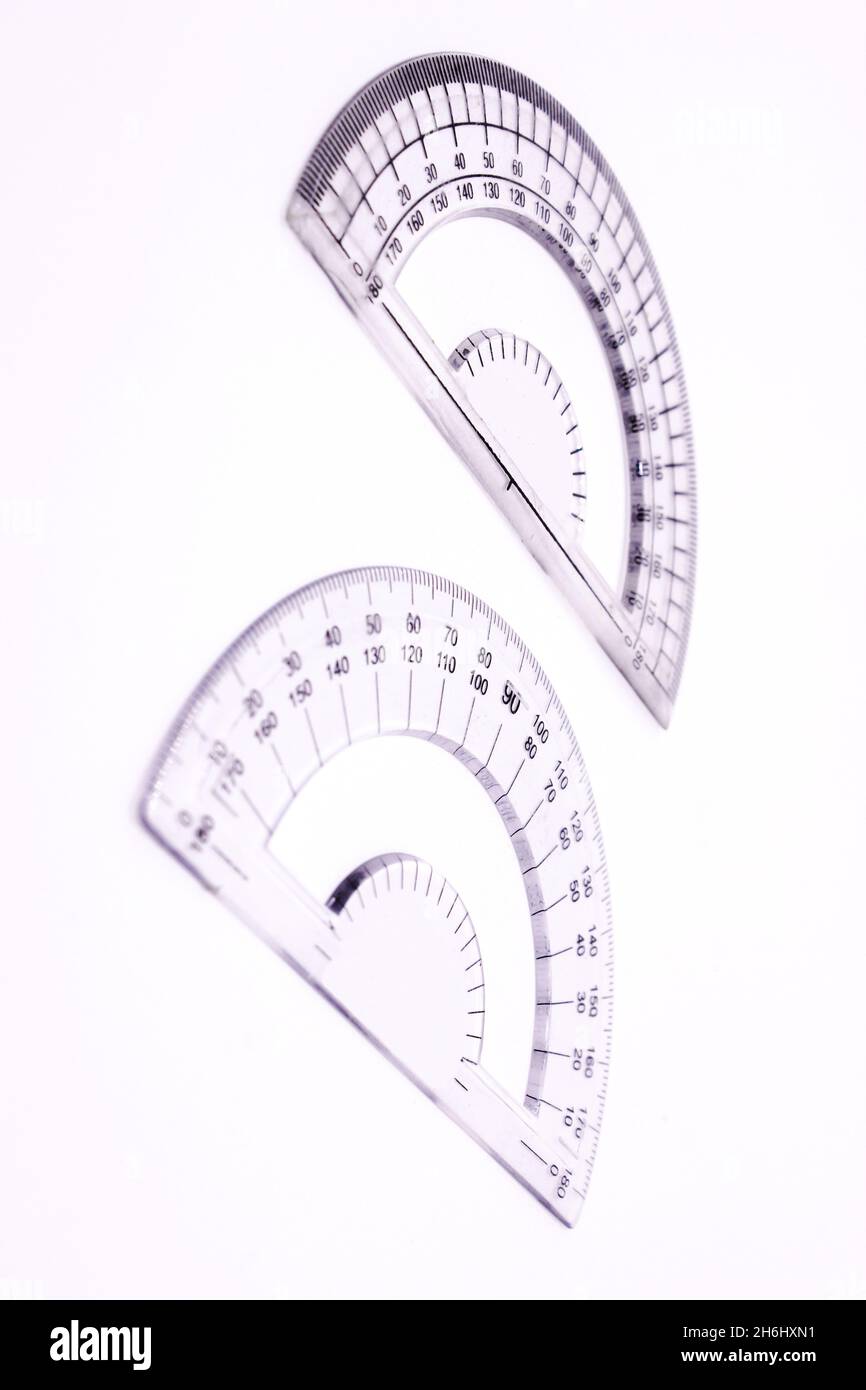 Schutzmathematik isoliert auf weißem Hintergrund mit selektivem Fokus Stockfoto