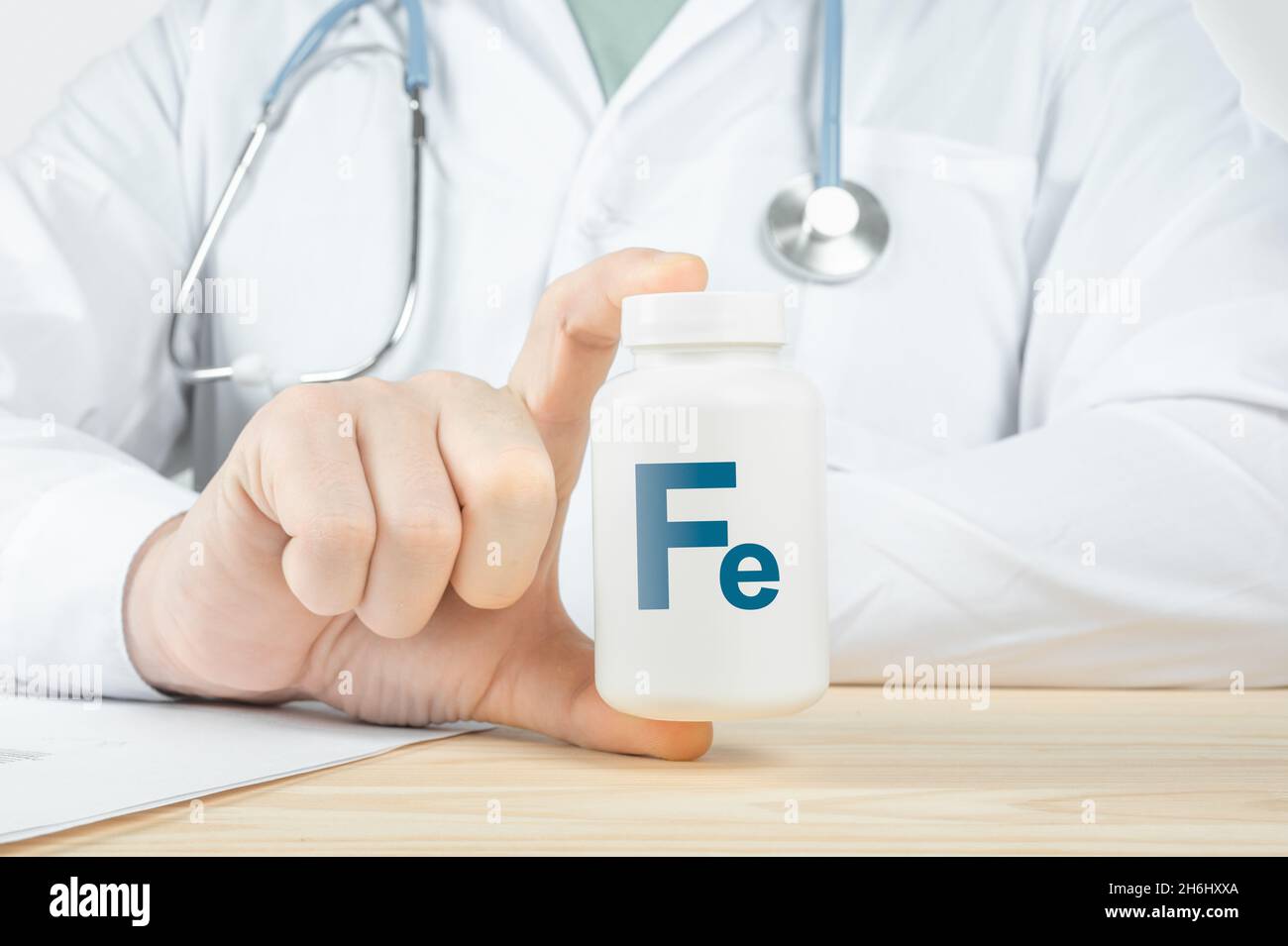 Eisen Ferrum Fe Ergänzungen für die menschliche Gesundheit. Arzt empfiehlt die Einnahme von Fe-Ferrum-Eisen. Arzt spricht über die Vorteile von Ferrum. Essentielle Vitamine und mi Stockfoto