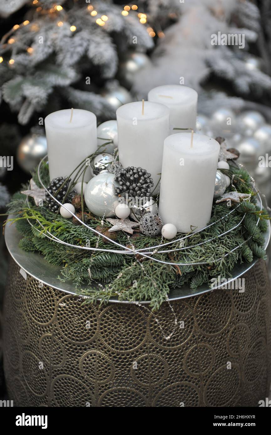 Weihnachtskranz tisch -Fotos und -Bildmaterial in hoher Auflösung – Alamy