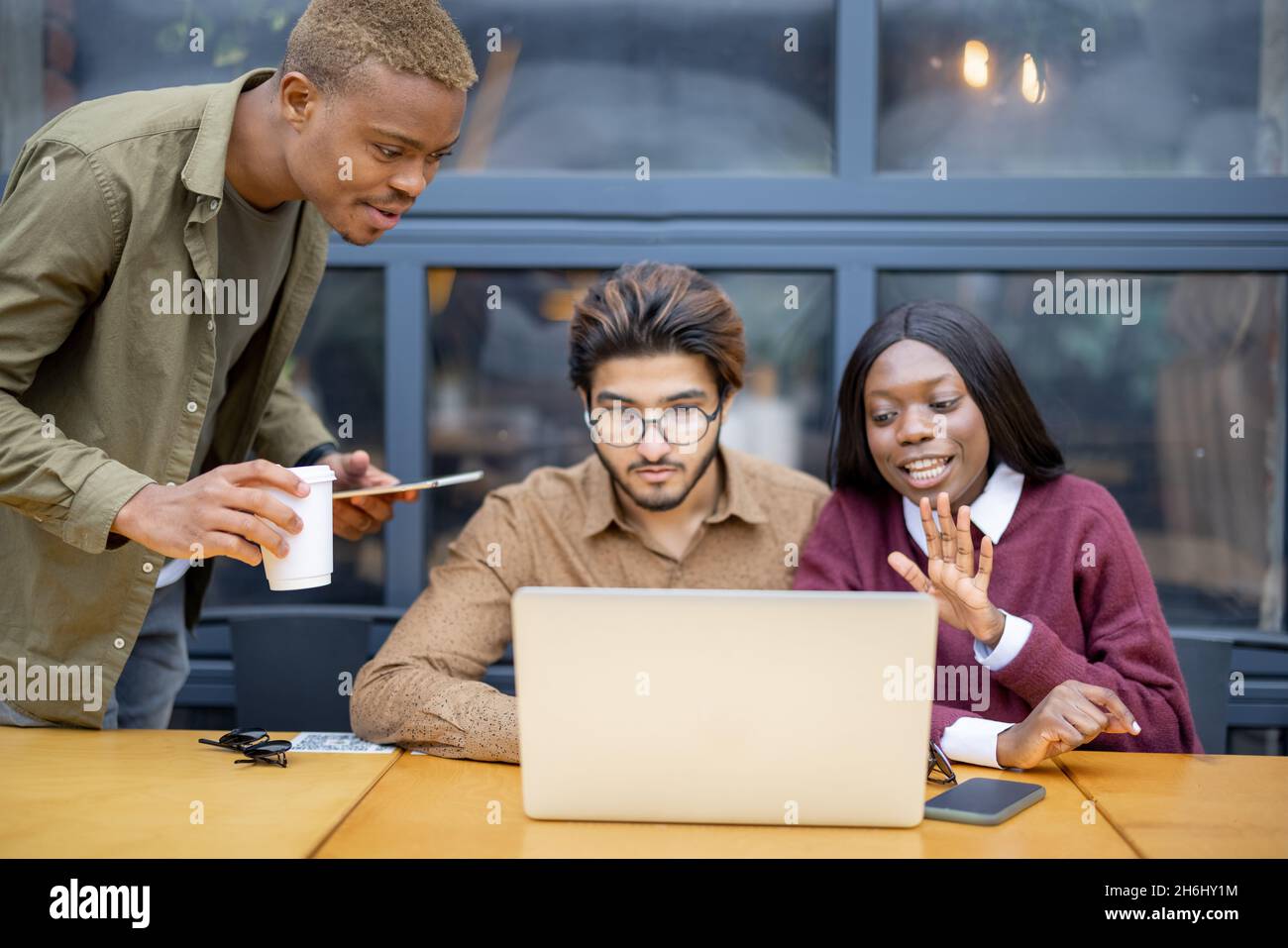 Multirassische Studenten mit Videoanruf auf dem Laptop Stockfoto