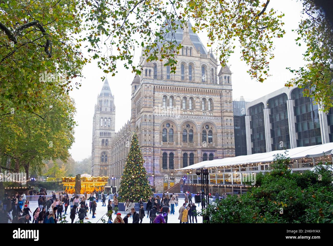 Junge Leute Schlittschuhlaufen auf der Eisbahn im Natural History Museum im November 2021 in London England Großbritannien KATHY DEWITT Stockfoto