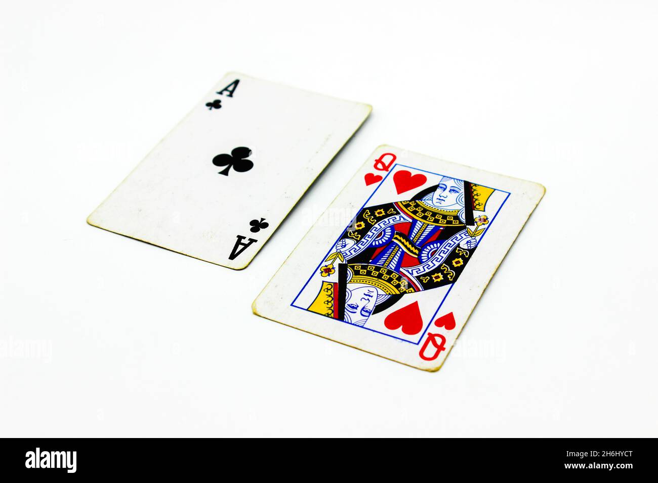 Spielkarten auf weißem Hintergrund mit selektivem Fokus Stockfoto