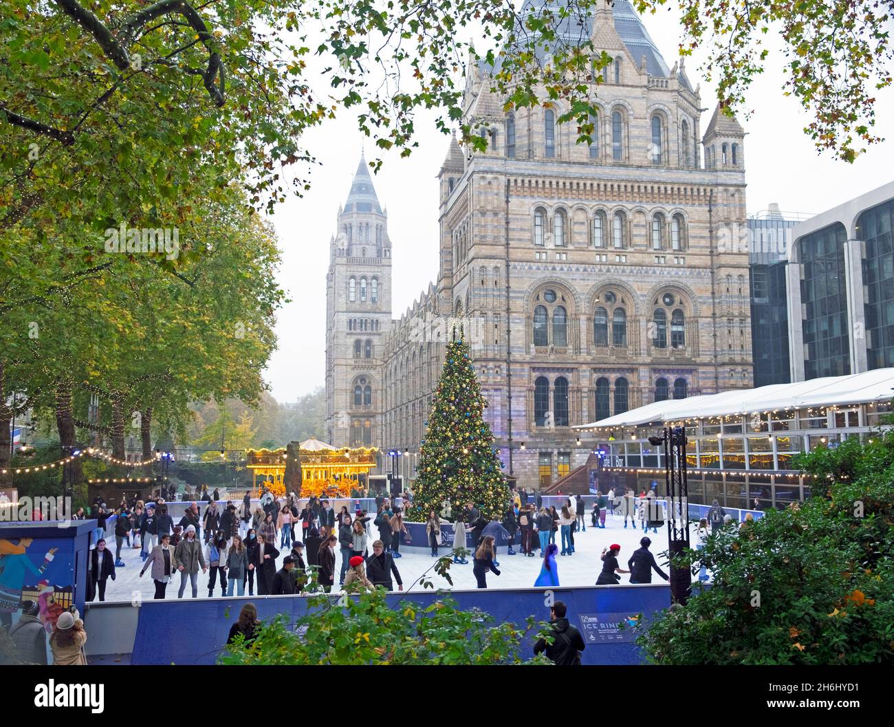 Junge Leute Schlittschuhlaufen auf der Eisbahn im Natural History Museum im November 2021 in London England Großbritannien KATHY DEWITT Stockfoto