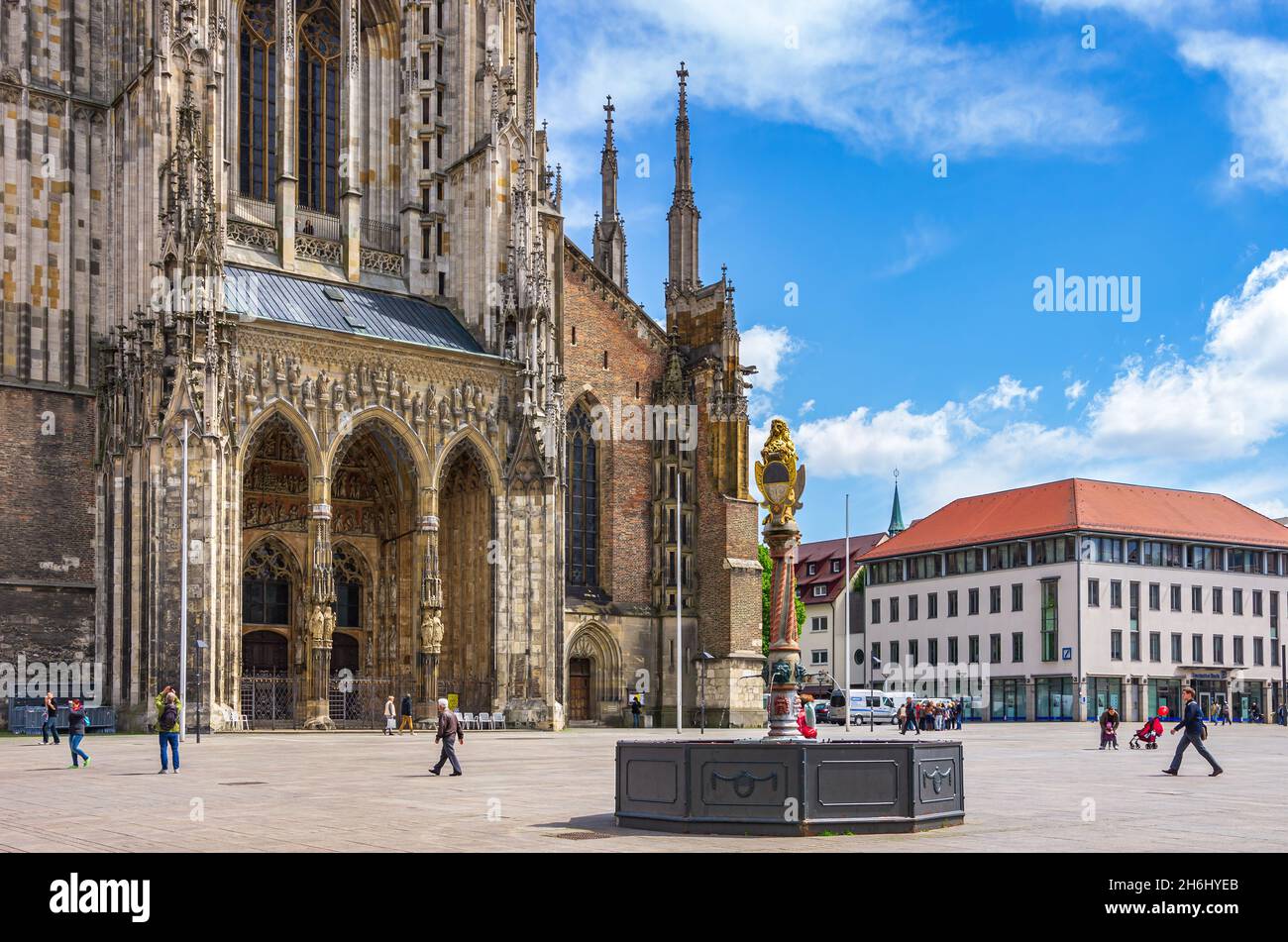 Ulm, Baden-Württemberg, Deutschland: Blick nach Westen auf das weltberühmte Münster sowie den Löwenbrunnen davor. Stockfoto