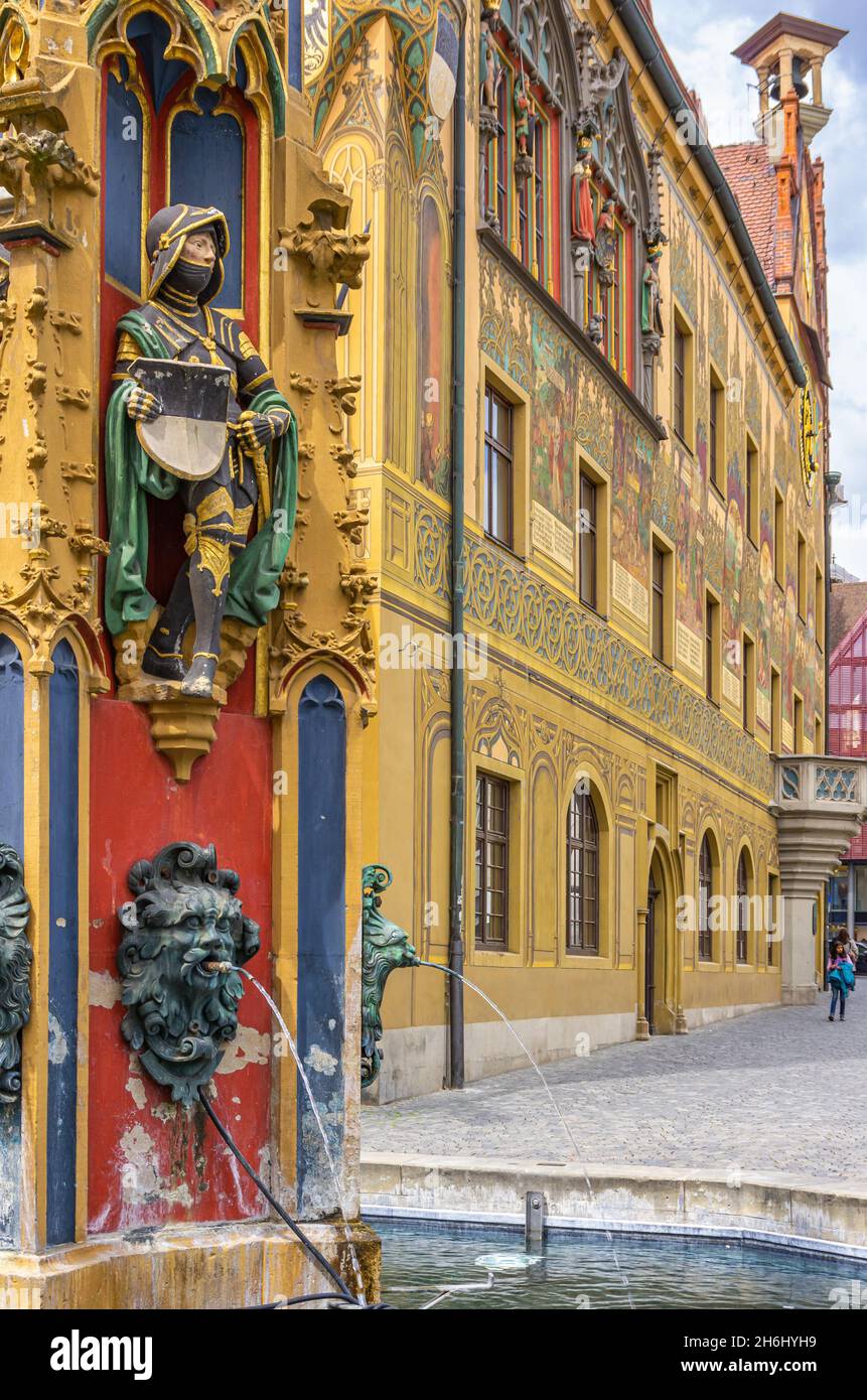 Ulm, Baden-Württemberg, Deutschland: Der sogenannte Fischkasten oder Syrlinbrunnen an der südöstlichen Ecke des Rathauses ist der älteste Brunnen der Stadt. Stockfoto