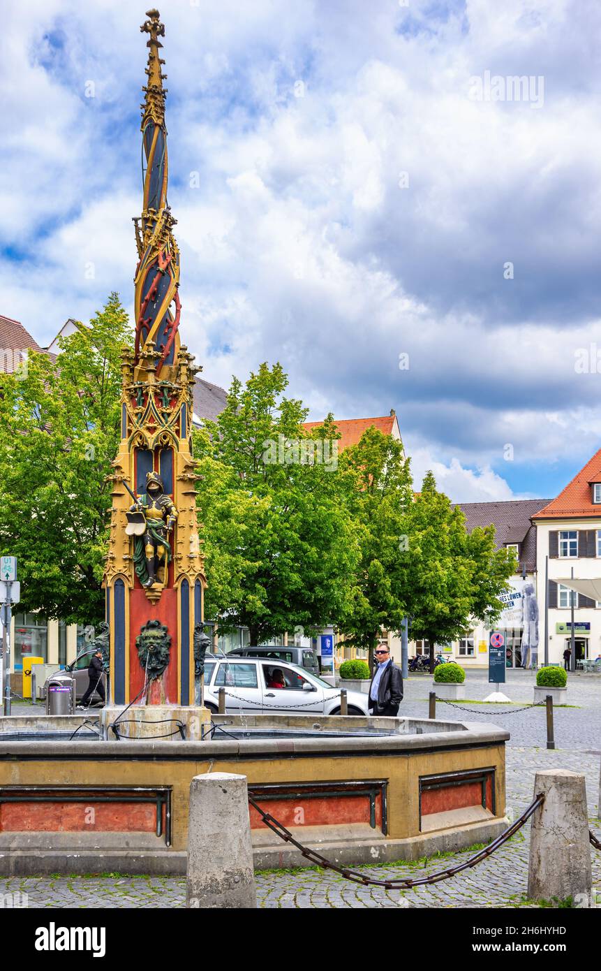 Ulm, Baden-Württemberg, Deutschland: Straßenszene auf dem Marktplatz vor dem Rathaus mit dem sogenannten Fischkasten-Brunnen. Stockfoto