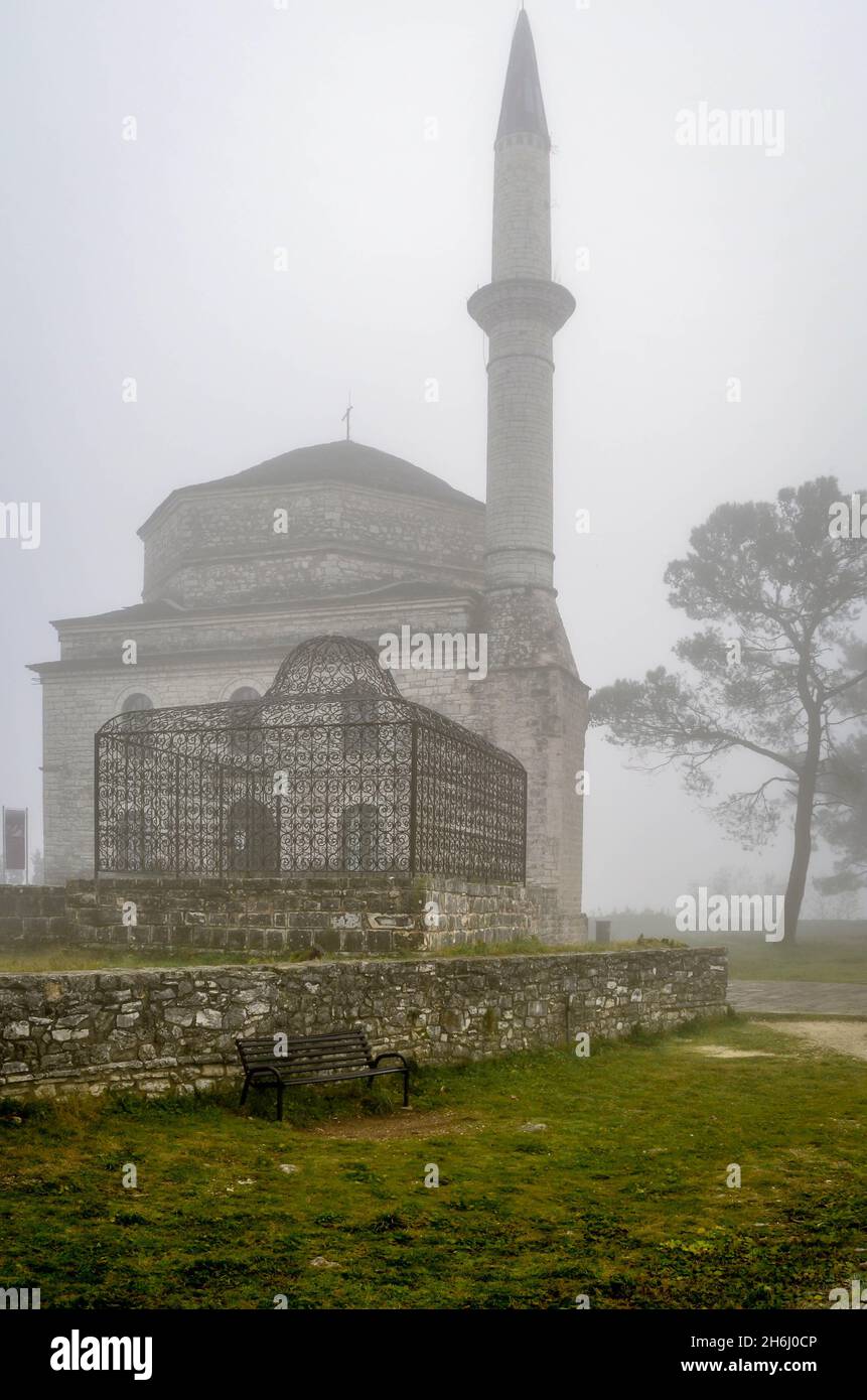 Blick durch die winterliche und neblige Landschaft der byzantinischen Burgstadt Ioannina. Stockfoto