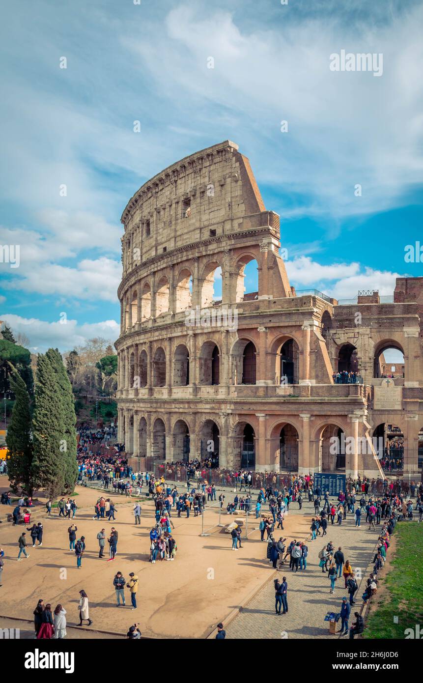 Blick auf das Kolosseum, die weltberühmte Stätte und eine der wichtigsten Sehenswürdigkeiten Roms. Stockfoto