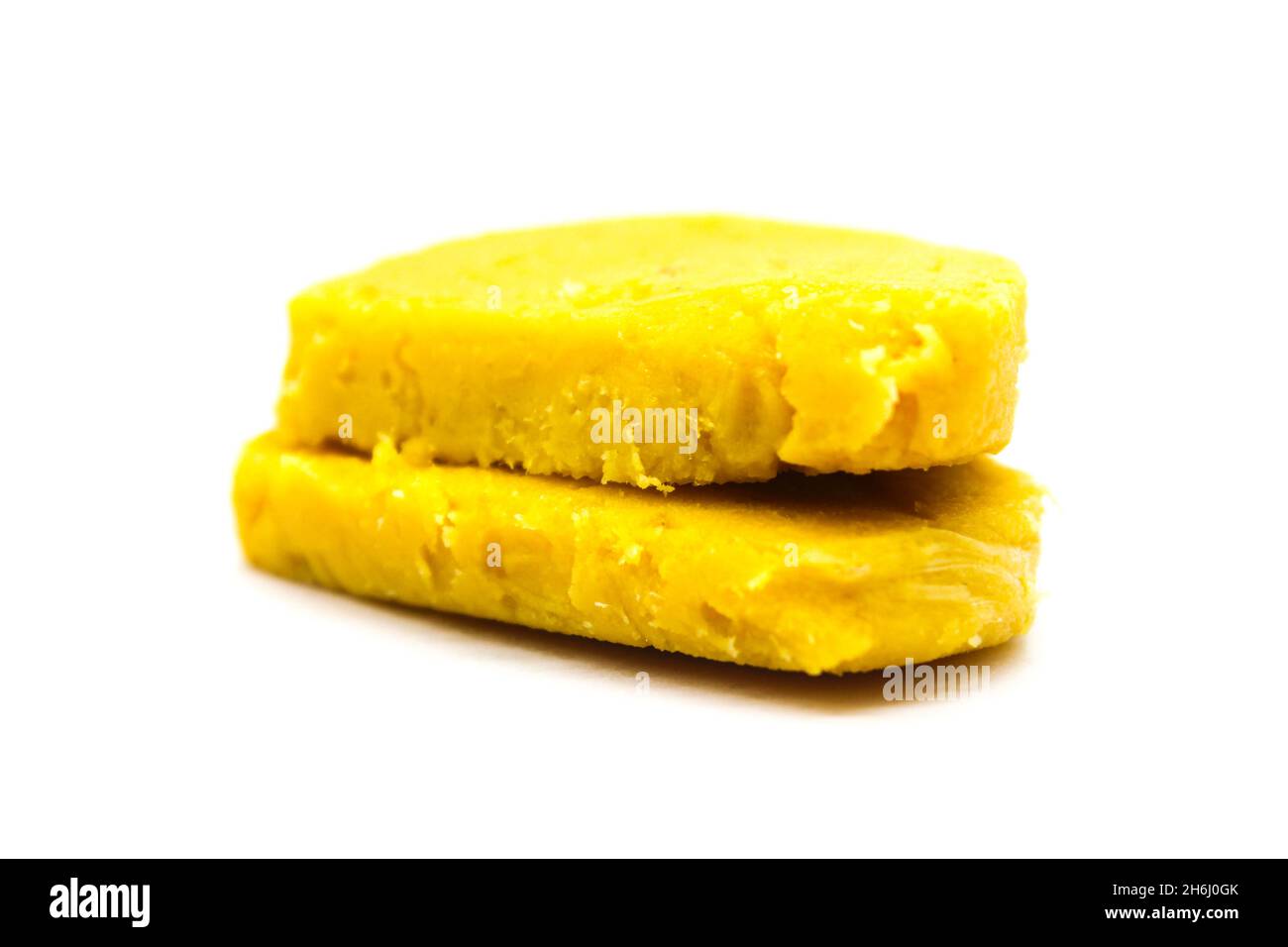 Gram Mehl Süßigkeiten auf weißem Hintergrund mit selektivem Fokus Stockfoto