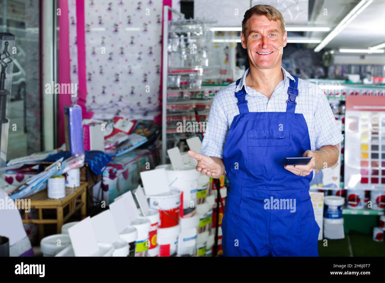 Mann Verkäufer steht im Supermarkt Stockfoto