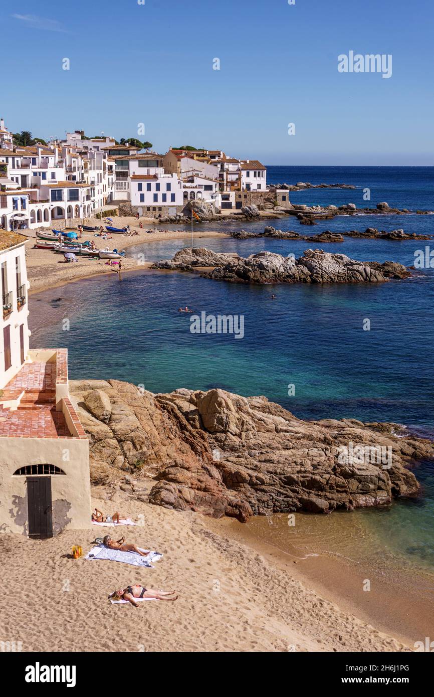 Calella de Palafrugell, Fischerdorf, Touristenziel an der Costa Brava. Strand La platgeta de Calella. Stockfoto