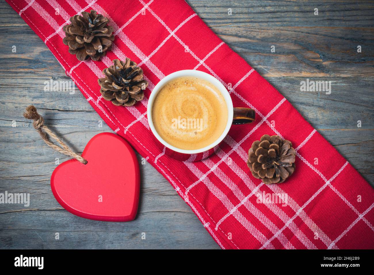 Romantisches Kaffeekonzept auf rustikalem Holzhintergrund. Stockfoto