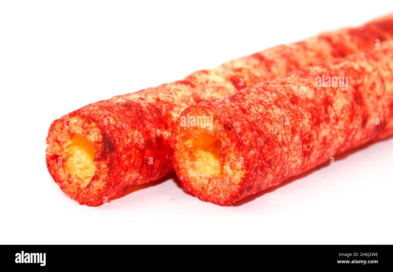 Knusprige und würzige Rolle auf weißem Hintergrund mit selektivem Fokus Stockfoto