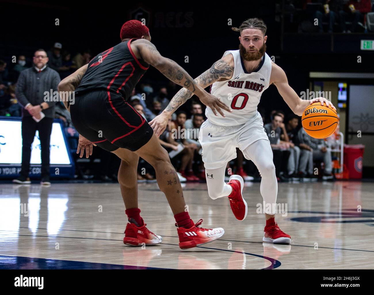 Moraga, CA, USA, 15. November 2021. A. Marys Wache Logan Johnson (0) geht während des NCAA Männer Basketballspiels zwischen den Thunderbirds im Süden Utahs und den Saint Mary's Gaels in den Korb. Saint MaryÕs gewann 70-51 beim McKeon Pavilion Moraga Calif. Thurman James/CSM/Alamy Live News Stockfoto