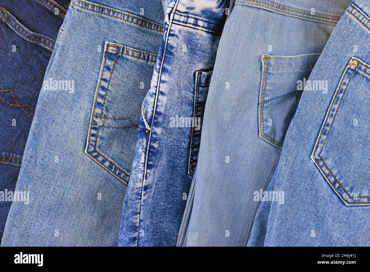 Draufsicht auf verschiedene farbige blaue Jeans-Hosen Stockfoto
