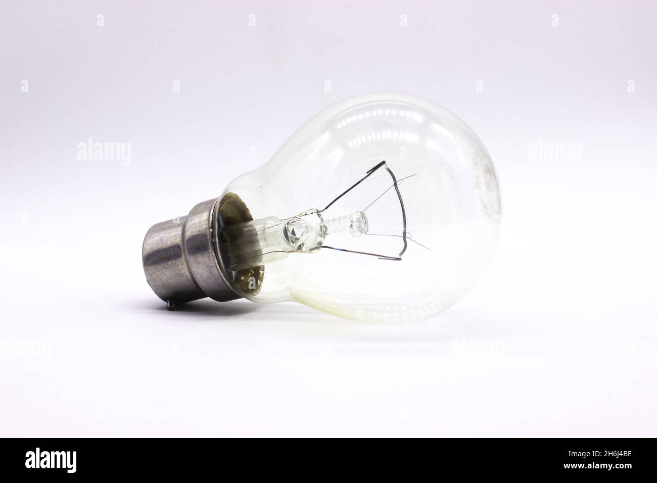Glühlampe auf weißem Hintergrund mit selektivem Fokus Stockfoto