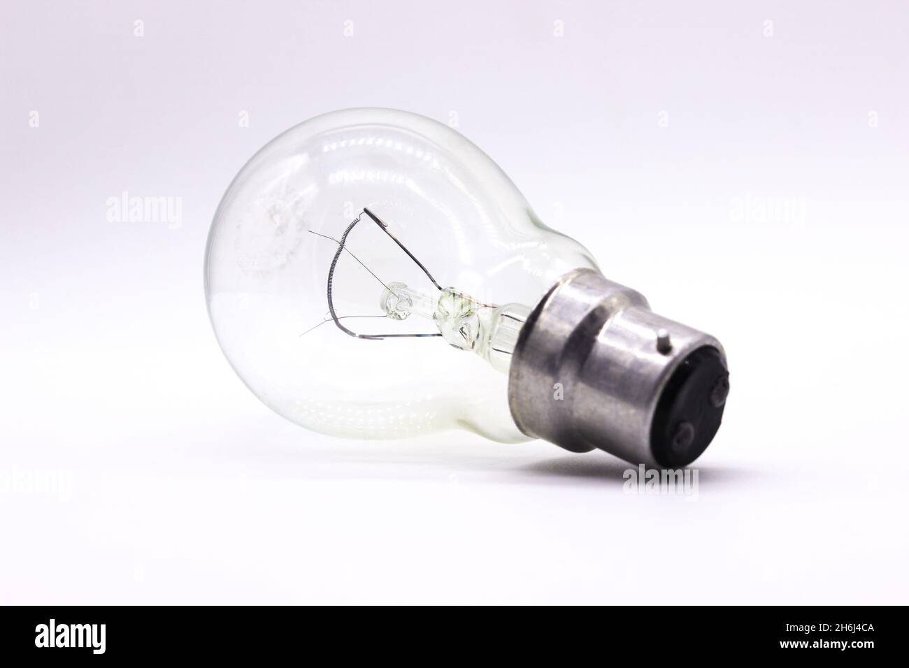 Glühlampe auf weißem Hintergrund mit selektivem Fokus Stockfoto