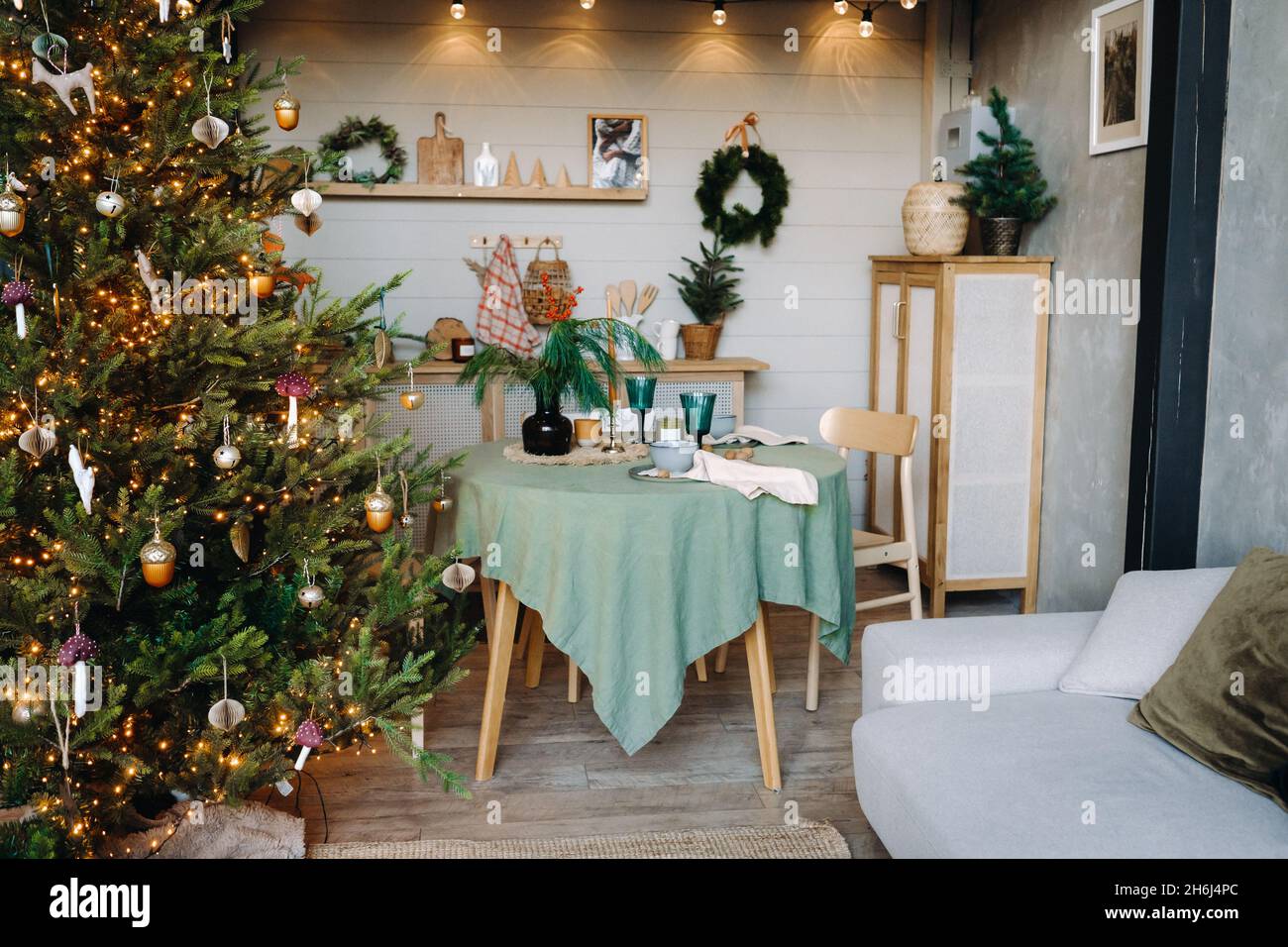 Küchentisch mit verschiedenen Accessoires in der Wohnung zu Weihnachten, Küche. Stockfoto
