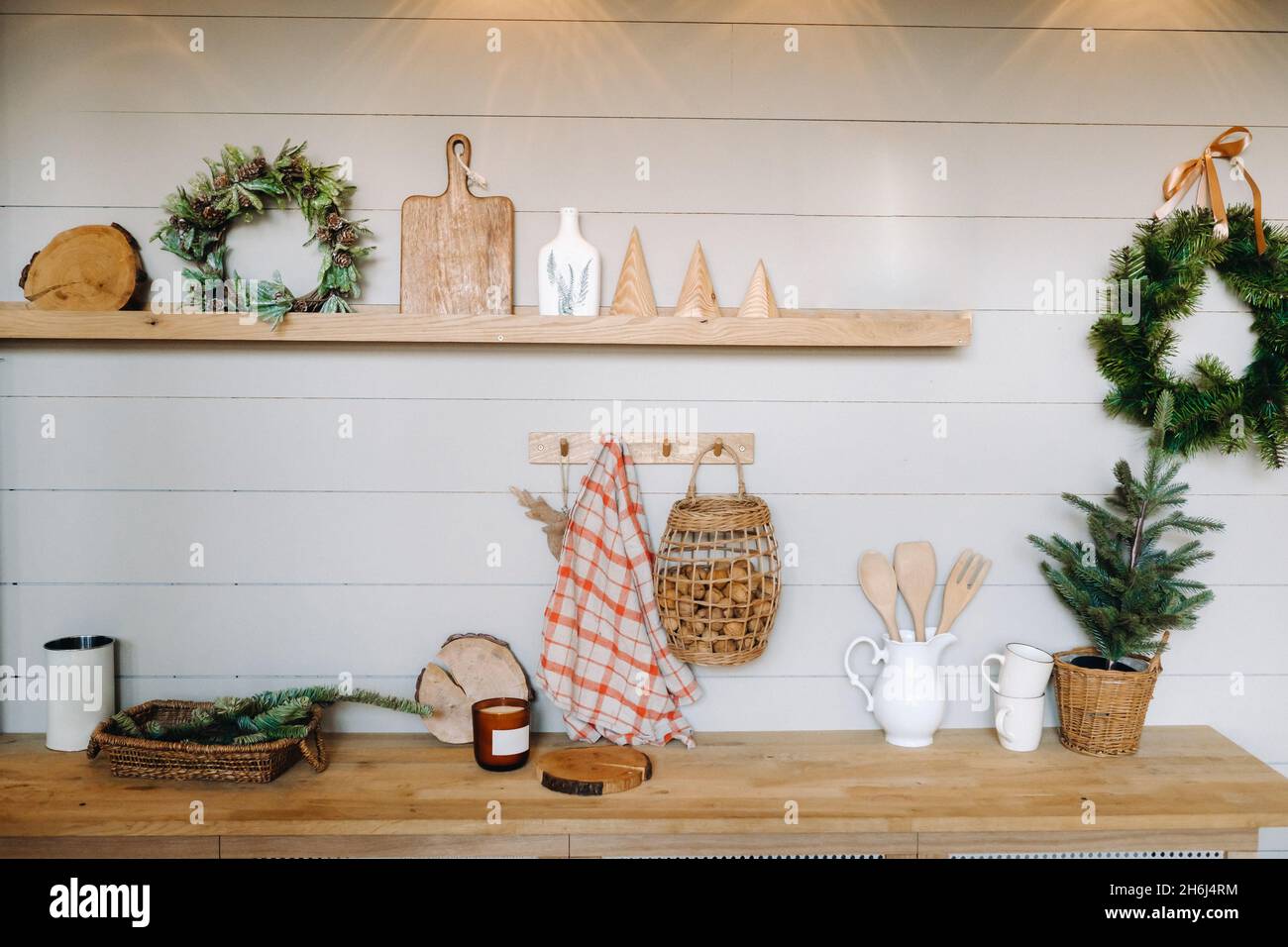 Küchentisch mit verschiedenen Accessoires in der Wohnung, Küche. Stockfoto