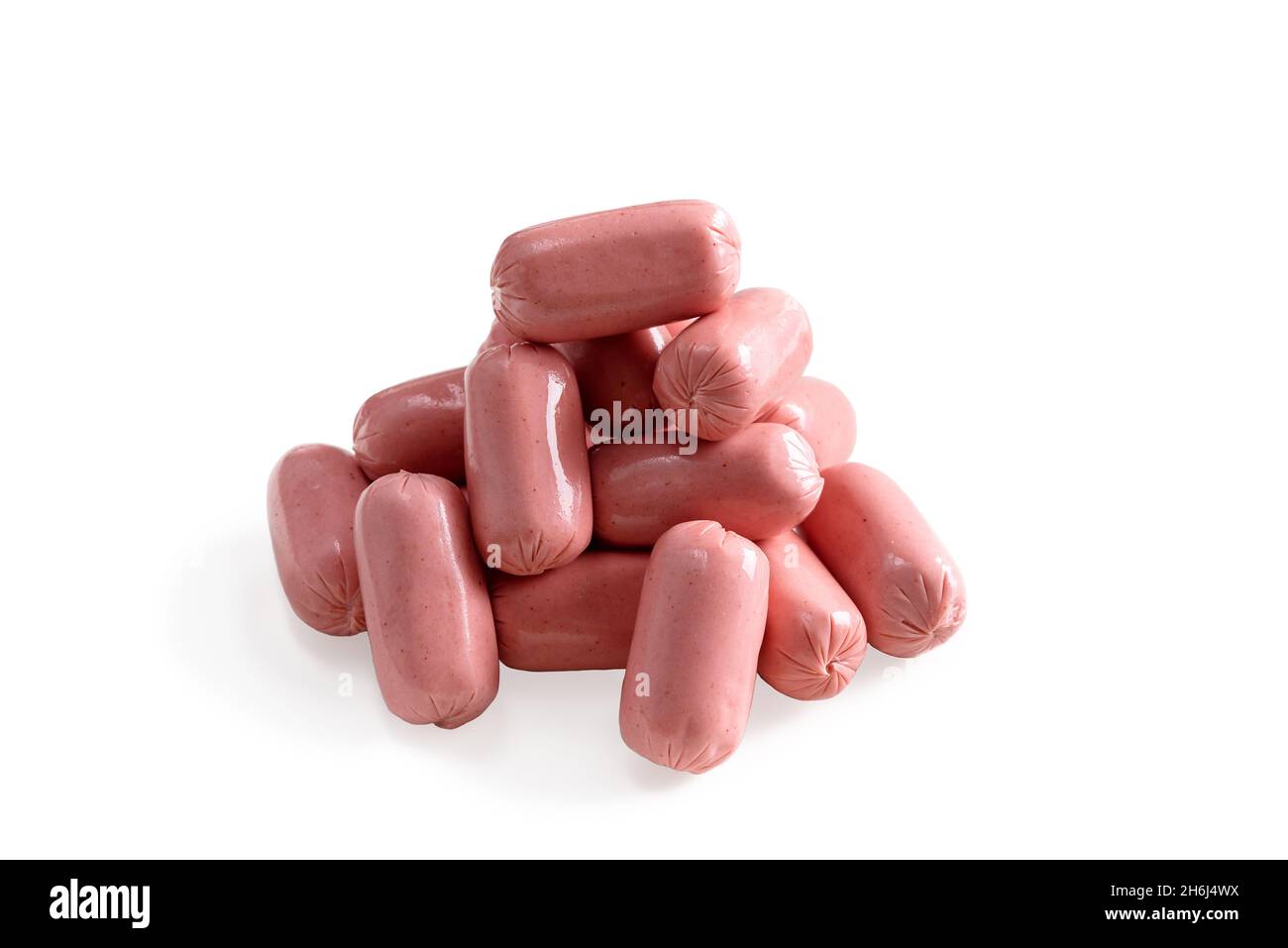 Haufen von Cocktailwürsten isoliert auf weißem Hintergrund. Studioaufnahme. Stockfoto