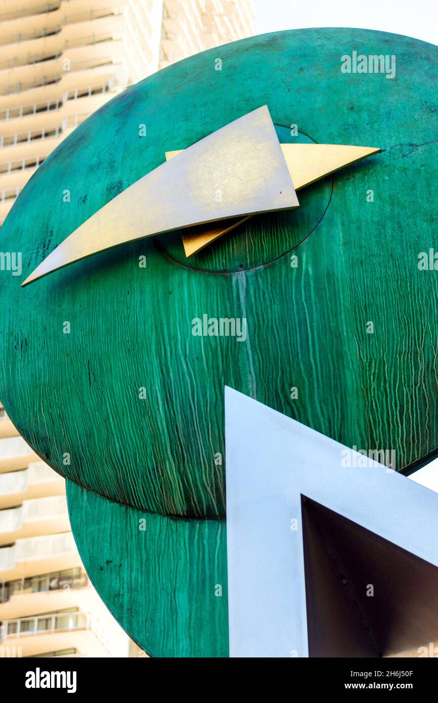 Die Skulpturenuhr mit dem Namen Full Moon befindet sich in der Yonge Street in der Innenstadt von Toronto, Kanada. November 13, 2021 Stockfoto