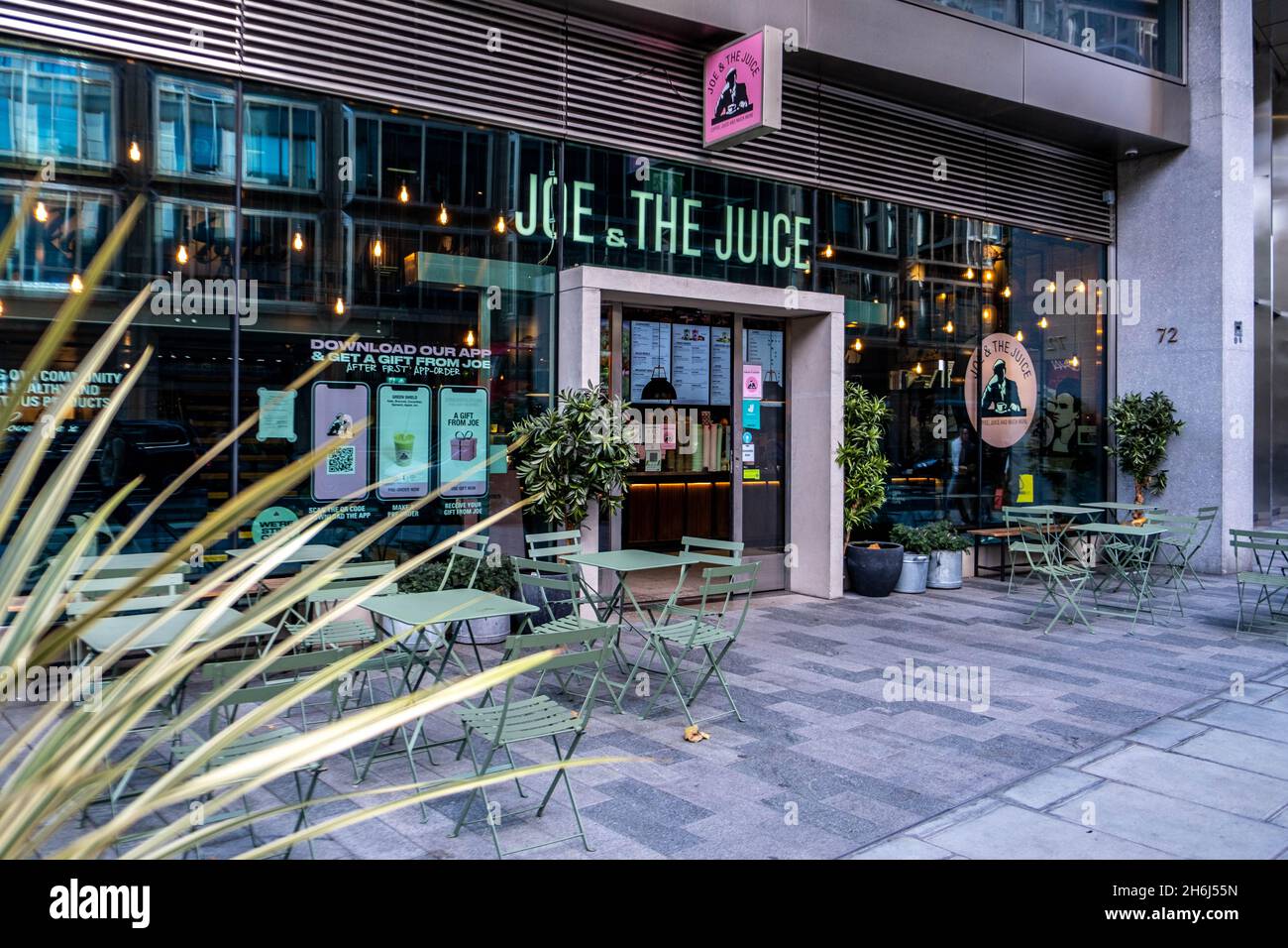 Victoria Westminster London England, 7 2021. November, Joe & The Juice Coffee Bar Victoria Street london mit Sitzgelegenheit im Freien und No People Stockfoto