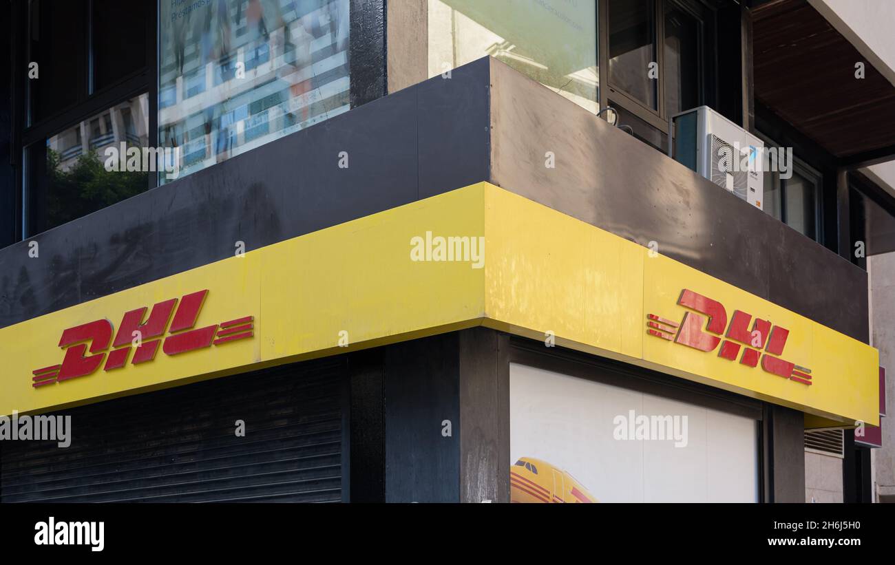 VALENCIA, SPANIEN - 15. NOVEMBER 2021: DHL ist ein internationaler Kurier-, Paket- und Expressversand Stockfoto