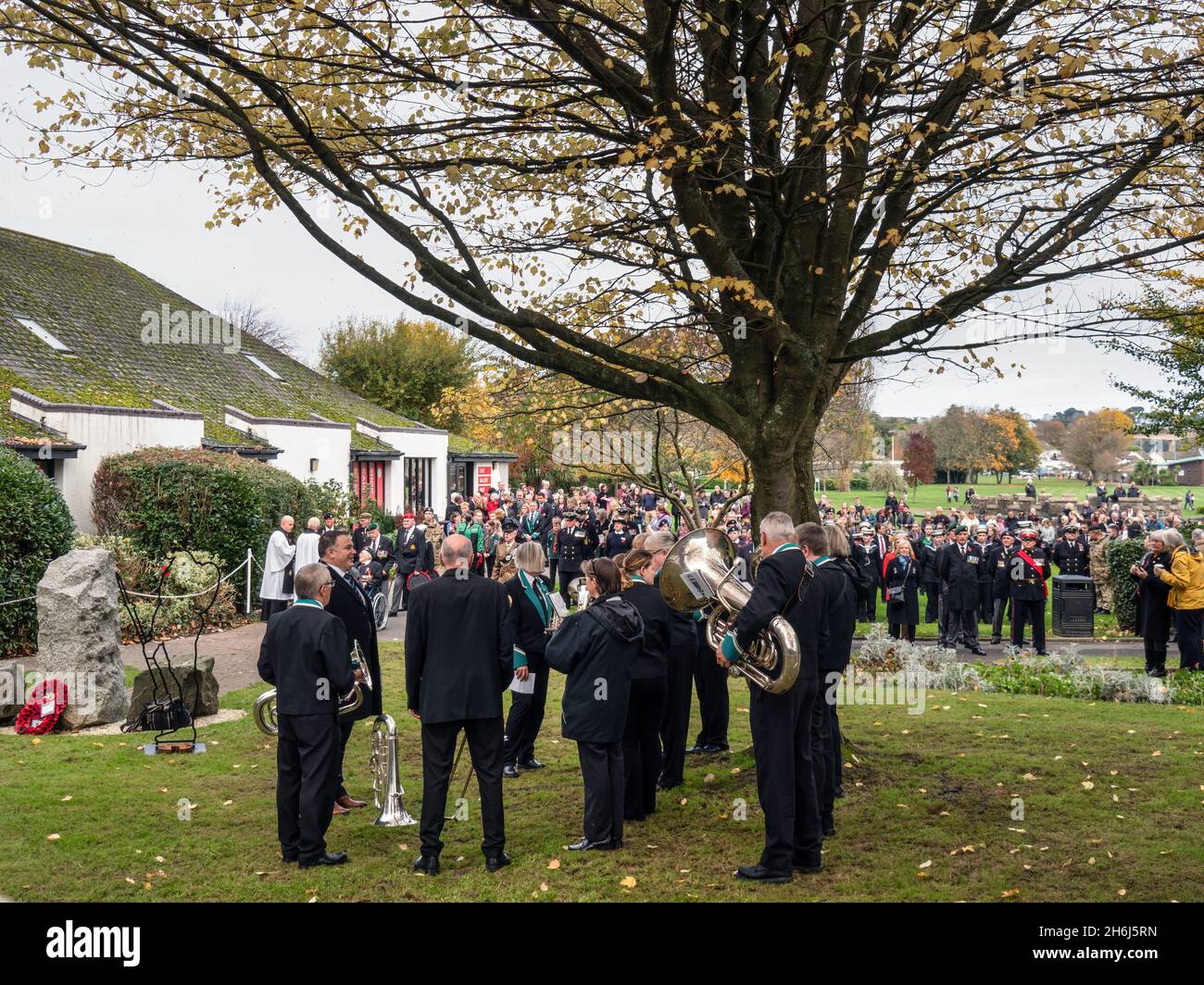 BIDEFORD, DEVON, ENGLAND - 14 2021. NOVEMBER: Die Band, Priester und die Menge warten auf die Gedenksonntagszeremonie. Stockfoto