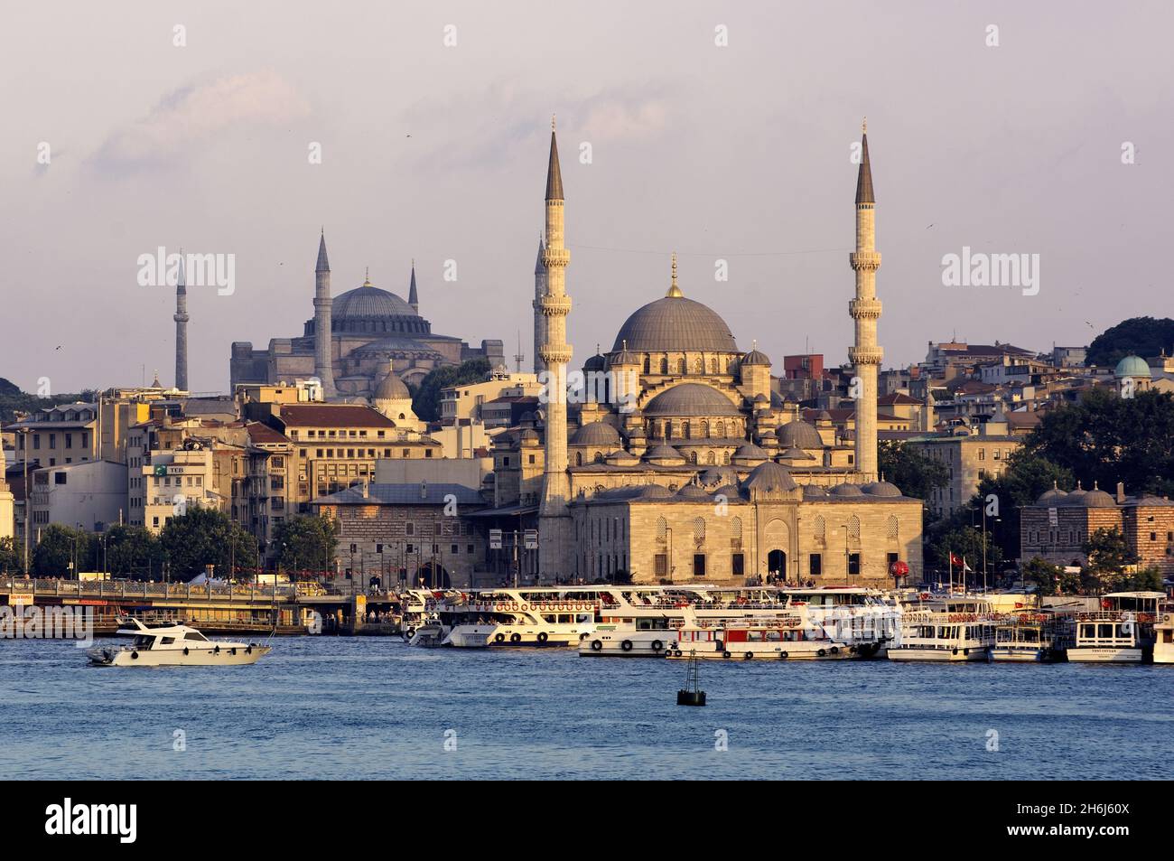 Architektur und Kultur der Türkei in Istanbul die kaiserliche Ottomane-Yeni-Moschee im Hintergrund die große Hagia Sophia-Moschee Stockfoto