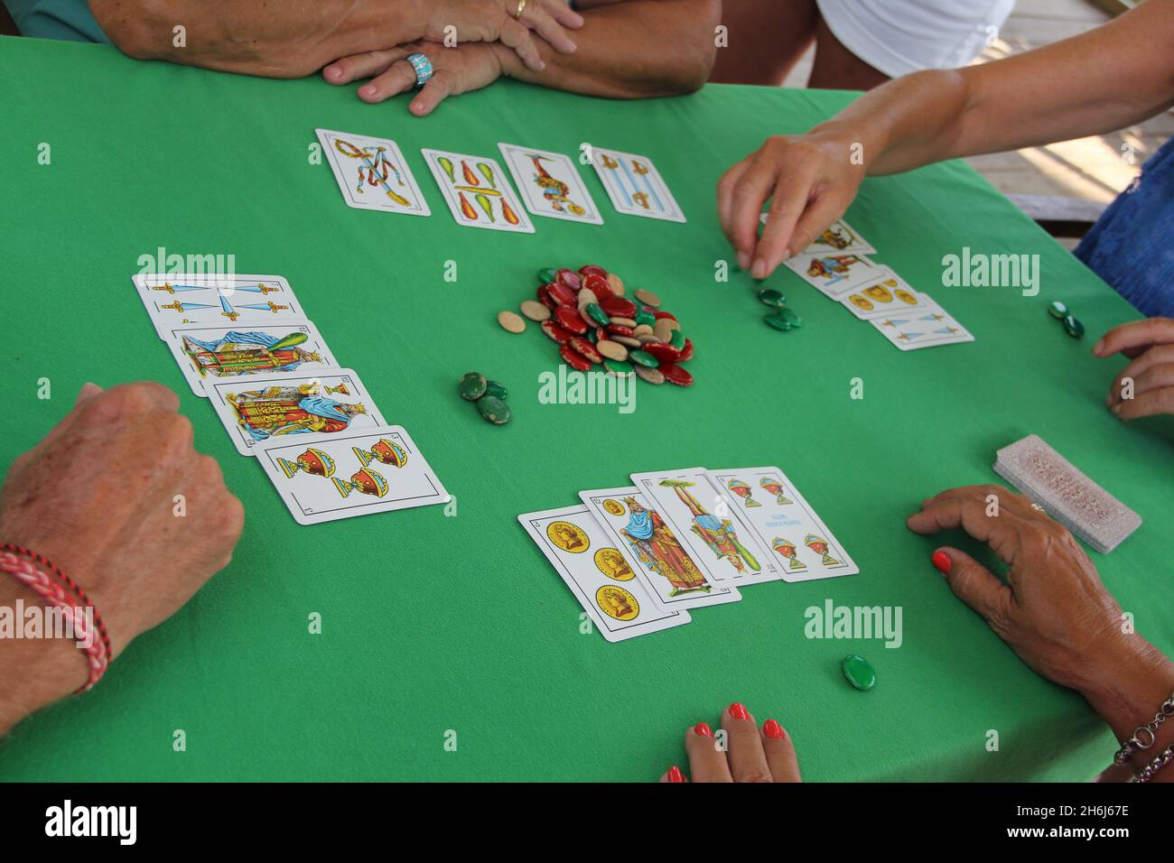 Spanisches kartenspiel mus -Fotos und -Bildmaterial in hoher Auflösung –  Alamy