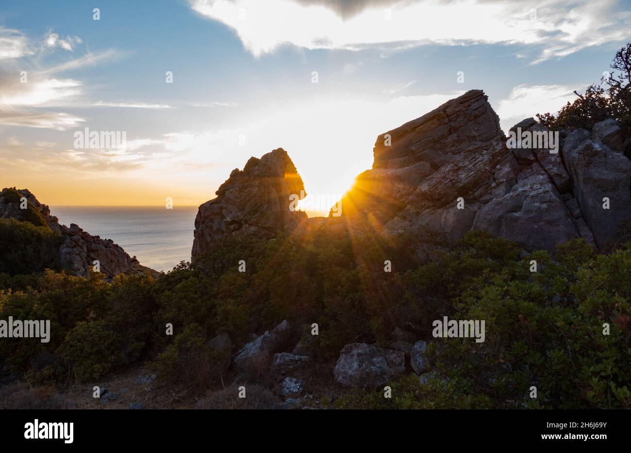 Schöner Sonnenaufgang in Faliraki Ostküste der Griechen, Anthony Quinn Bay, Rhodos, Griechenland Stockfoto