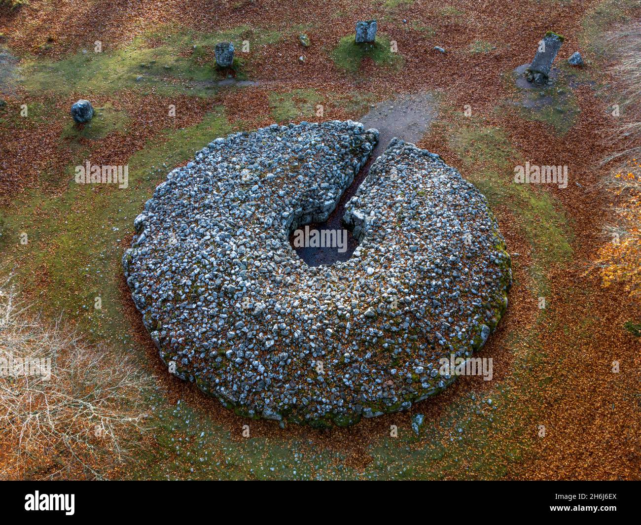Luftaufnahme von Clava Cairns, einem bronzezeitlichen Bestattungskomplex aus stehenden Steinen, ringkernen, Durchgangsgräbern und bordsteinsteinen, in der Nähe von Inverness, Schottland Stockfoto