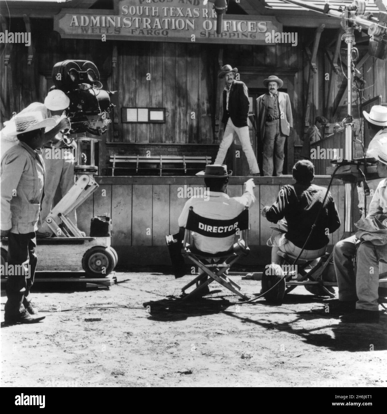 Regisseur SAM PECKINPAH ROBERT RYAN und ALBERT DEKKER am Set offen mit Camera / Movie Crew während der Dreharbeiten ZUM WILDEN HAUFEN 1969 Regisseur SAM PECKINPAH Geschichte Walon Green und Roy N. Sickner Drehbuch Walon Green und Sam Peckinpah Musik Jerry Fielding Produzent Phil Feldman Warner Bros. / Seven Arts Stockfoto