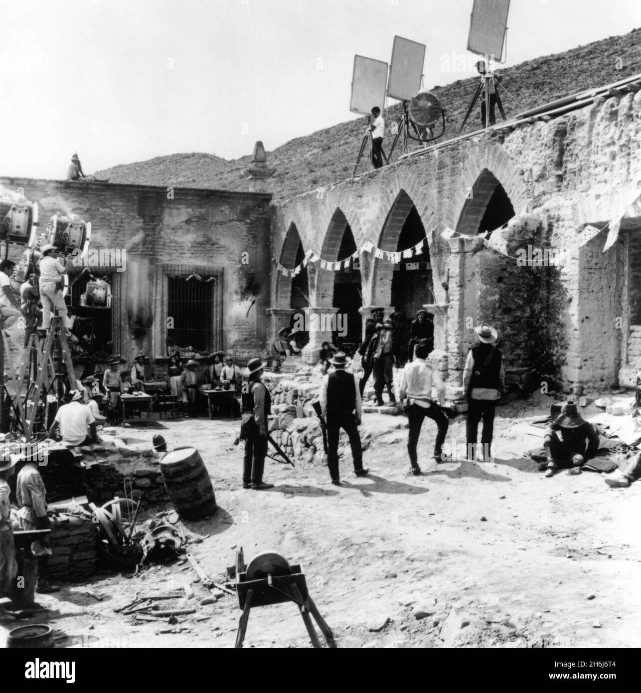 ERNEST BORGNINE WILLIAM HOLDEN EMILIO FERNANDEZ JAIME SANCHEZ WARREN OATES und BEN JOHNSON am Set offen mit Movie Crew während der Dreharbeiten zum letzten Kampf in DER WILDEN GRUPPE 1969 Regisseur SAM PECKINPAH Geschichte Walon Green und Roy N. Sickner Drehbuch Walon Green und Sam Peckinpah Musik Jerry Fielding Produzent Phil Feldman Warner Bros. / Seven Arts Stockfoto