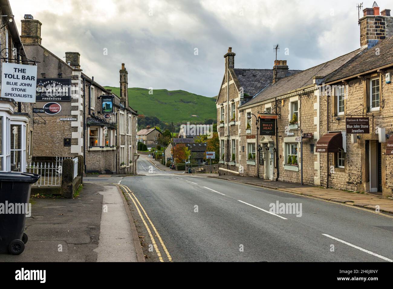 Überqueren Sie die Straße in Castleton. Castleton ist ein wunderschönes Dorf am Kopf des Hope Valley im Herzen des Peak District, Derbyshire. Stockfoto