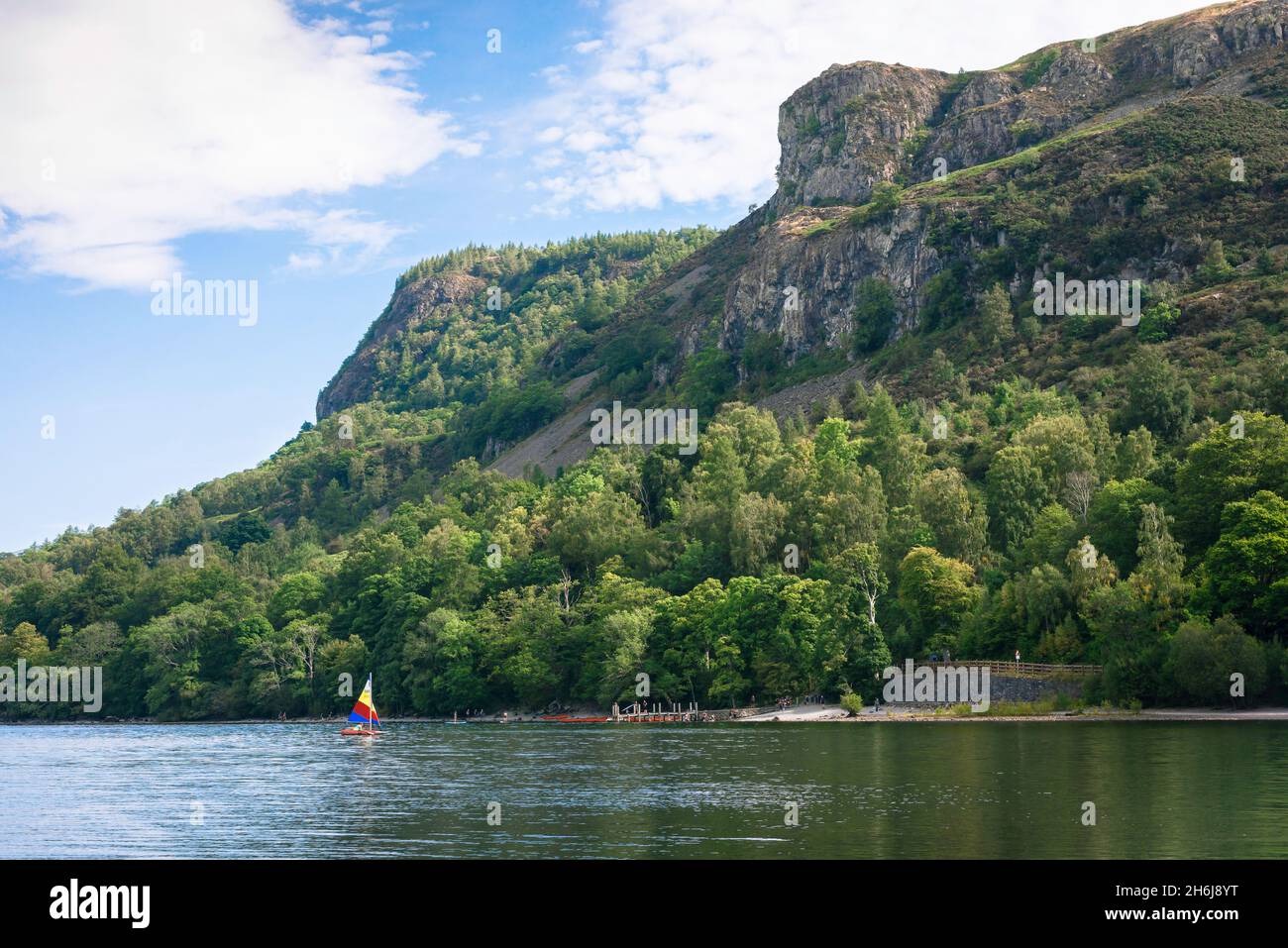 Lake UK, Blick im Sommer auf ein Segelboot, das Derwent Water, einen 3 Meilen langen See in der malerischen Lake District Region, Cumbria, Nordwestengland, kreuzt Stockfoto