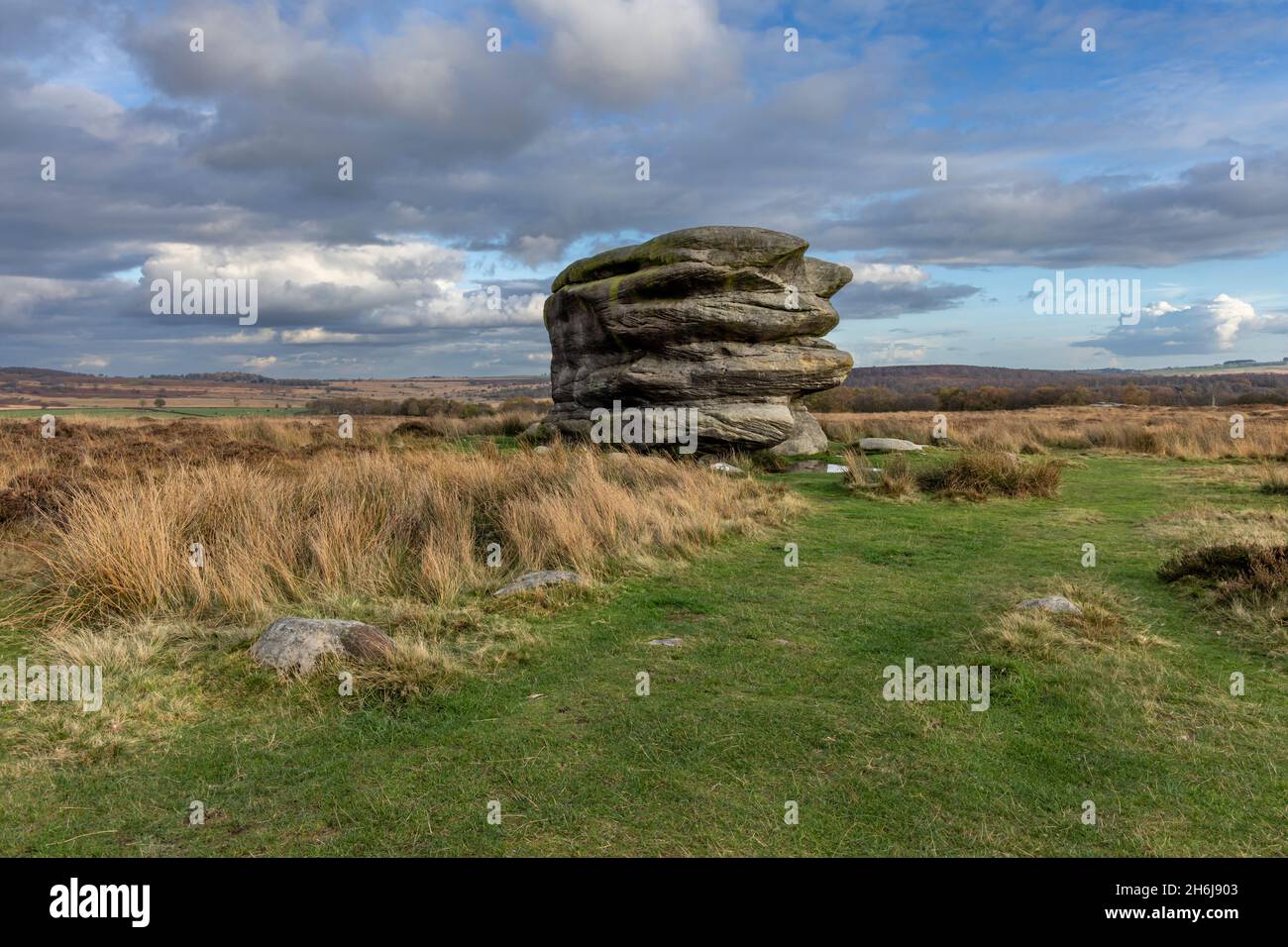 Der große Felsbrocken, bekannt als Eagle Stone, liegt auf einer Moorlandschaft in der Nähe von Baslow Edge im Peak District National Park, Derbyshire, England. Stockfoto