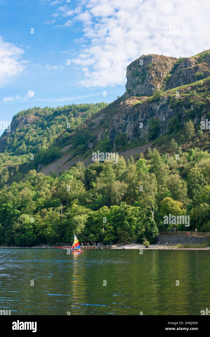 UK Lake, Blick im Sommer auf ein Segelboot, das Derwent Water, einen 3 Meilen langen See in der malerischen Lake District Region, Cumbria, Nordwestengland, kreuzt Stockfoto