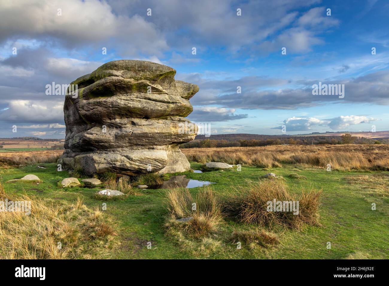 Der große Felsbrocken, bekannt als Eagle Stone, liegt auf einer Moorlandschaft in der Nähe von Baslow Edge im Peak District National Park, Derbyshire, England. Stockfoto