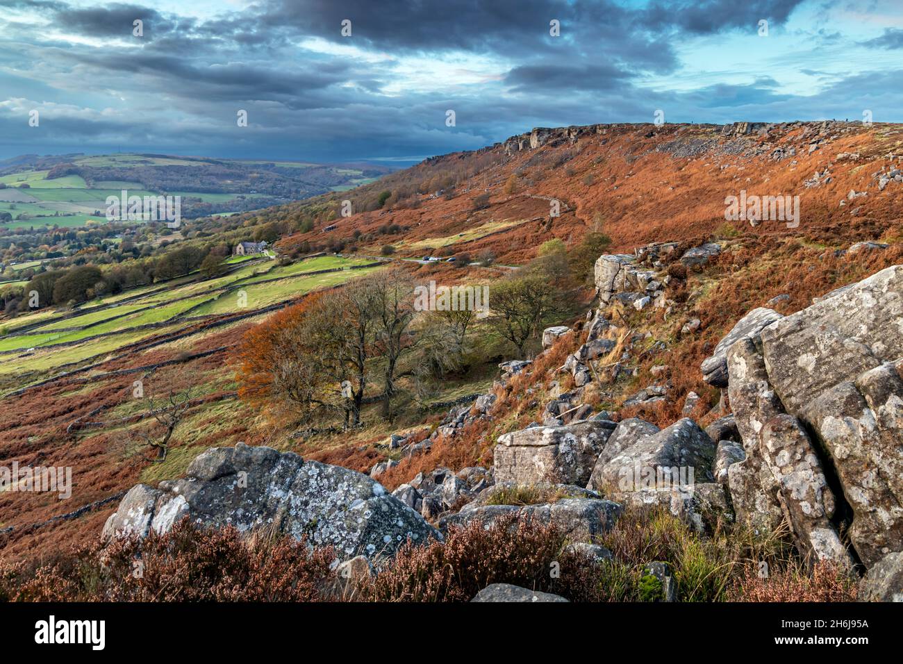 Herbstlicher Blick auf Curbar Edge von Baslow Edge im Peak District National Park, Derbyshire, England. Stockfoto