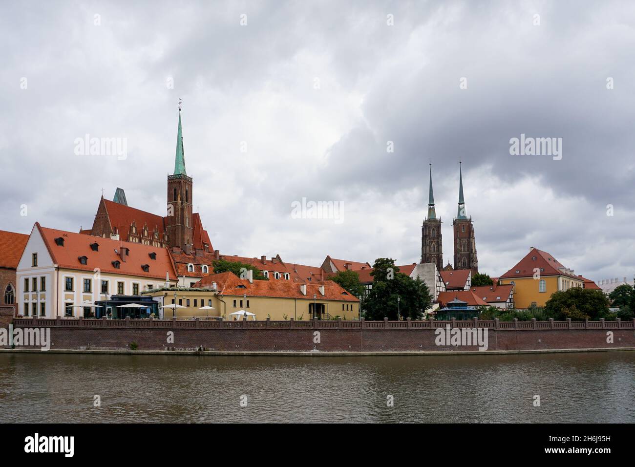 Breslau, Polen - 17. September 2021: Blick auf die Insel Wyspa Piasek in der historischen Altstadt und dem Stadtzentrum von Breslau Stockfoto