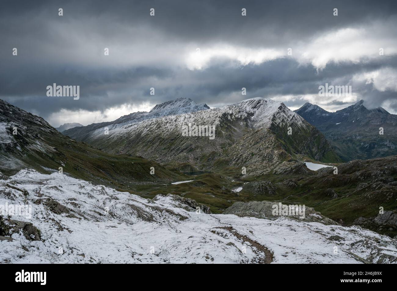 Blick von Capanna Cadlimo in Richtung Val Cadlimo und Lukmanierpass Stockfoto