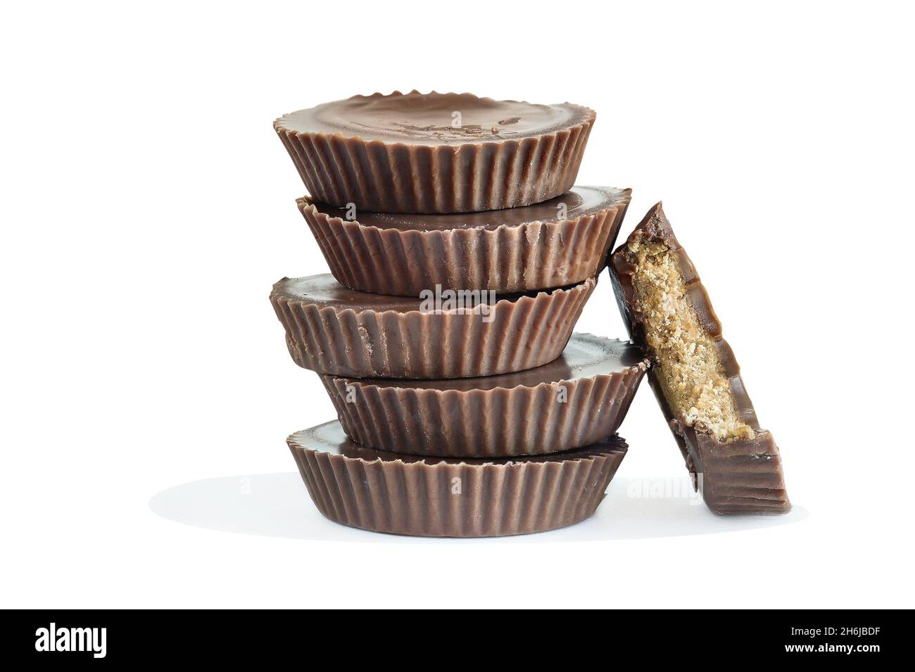 Schokolade Erdnussbutter Tasse Süßigkeiten isoliert auf einem weißen Hintergrund mit leichtem Schatten. Beschneidungspfad enthalten. Stockfoto