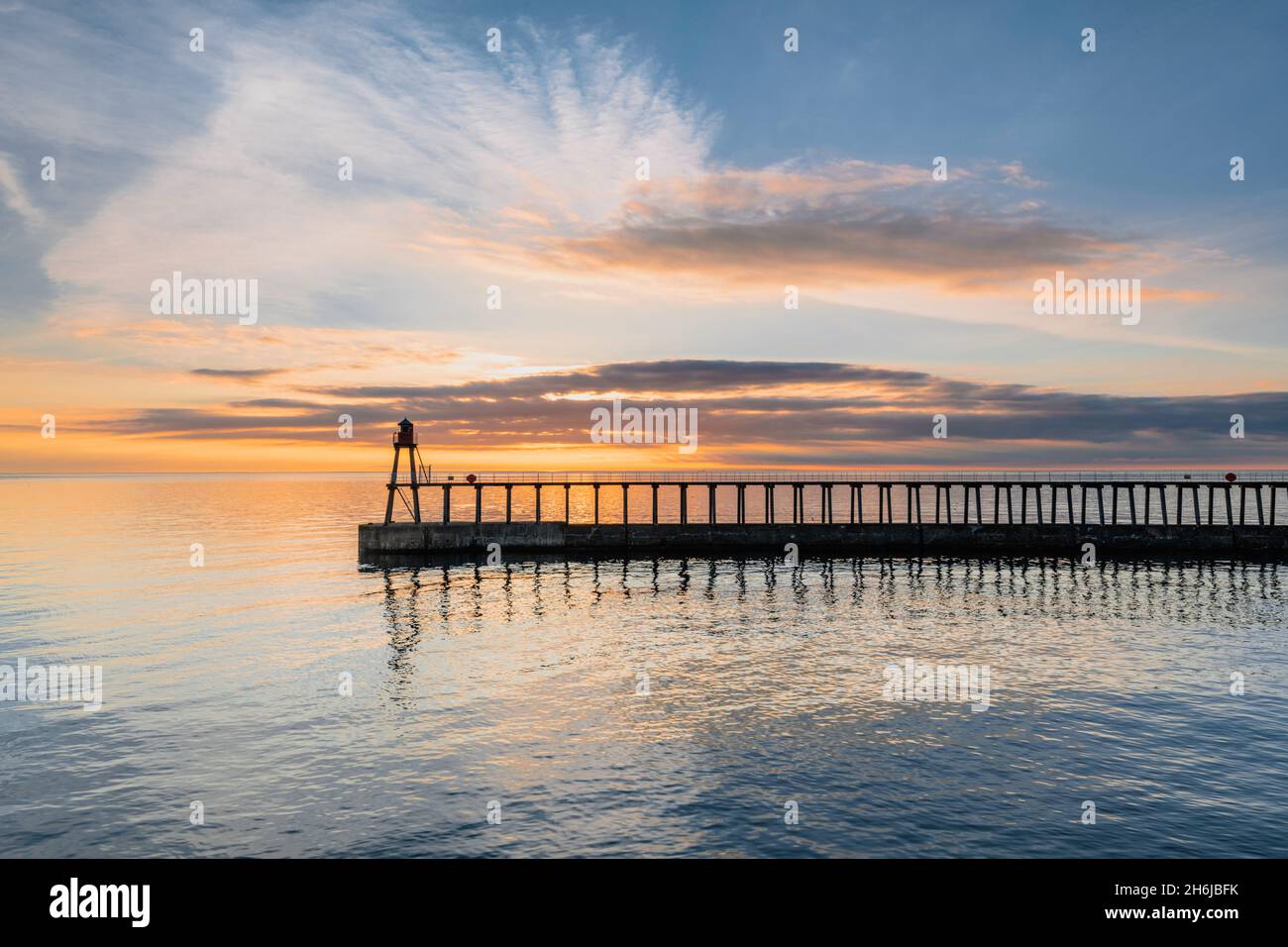Weiter Blick über den östlichen Pier und den Leuchtturm am Whitby Hafen Stockfoto