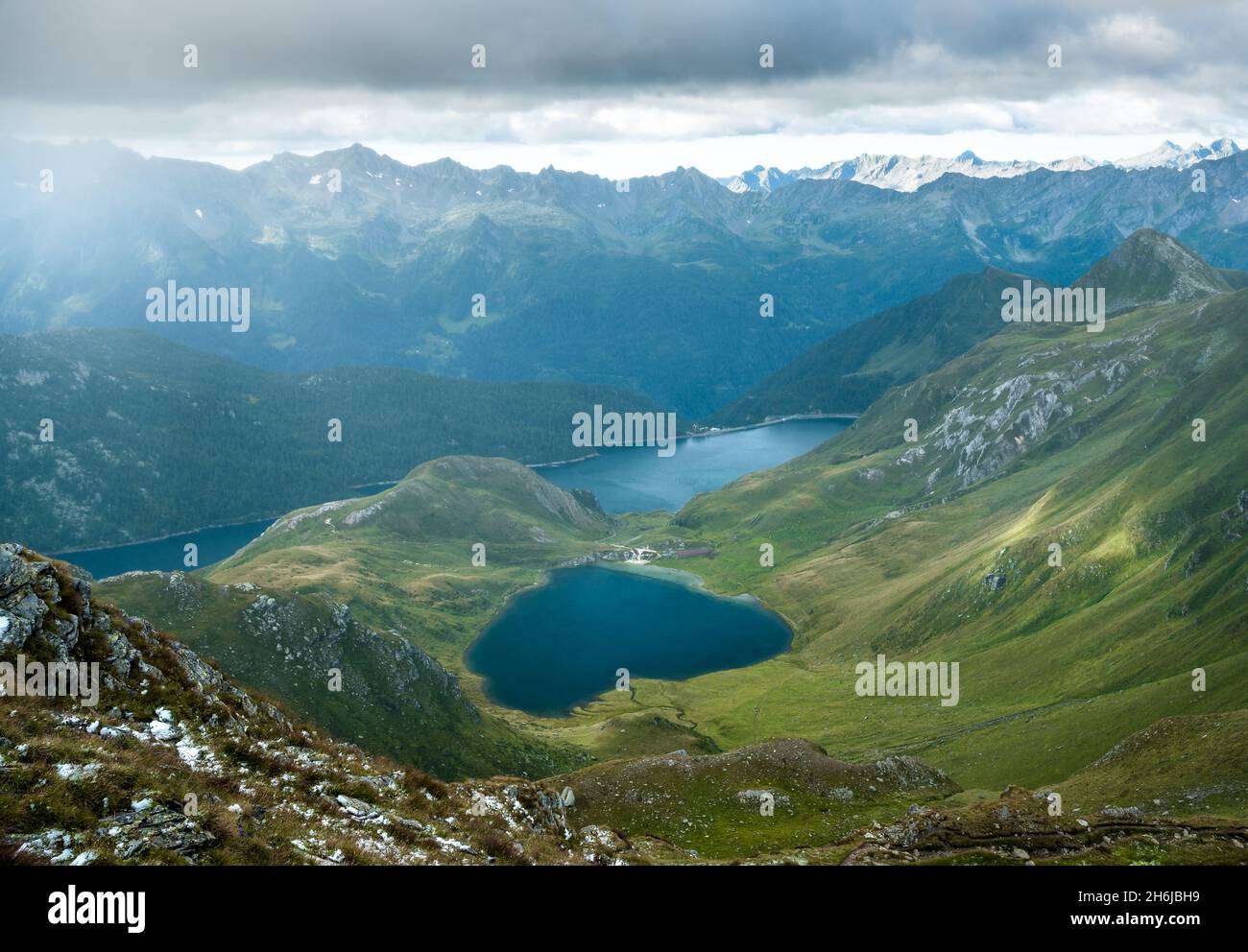 Der heissförmige See Lago di Tom und Lago di Ritom im Val Piora, Tessin ...