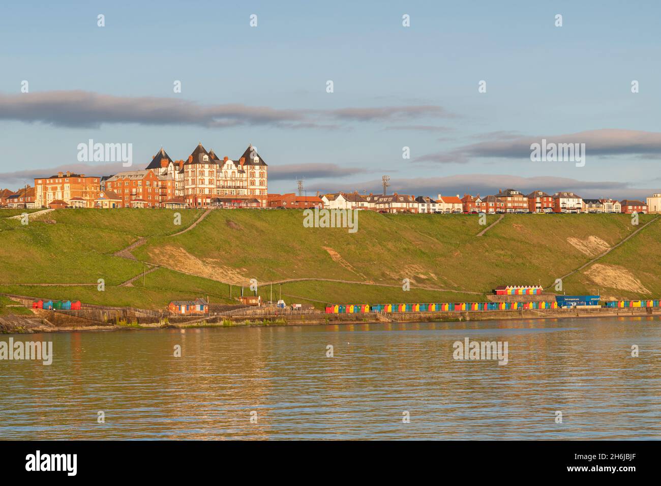 Blick am frühen Morgen auf die Klippen und die Promenade von Whitby in North Yorkshire Stockfoto